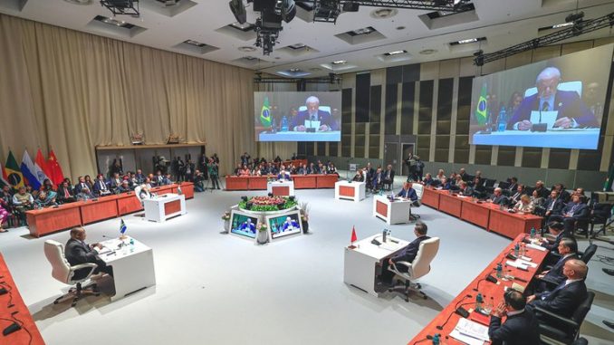 Em discurso no BRICS, Lula defende solução para guerra na Ucrânia e cobra modernização de instituições multilaterais