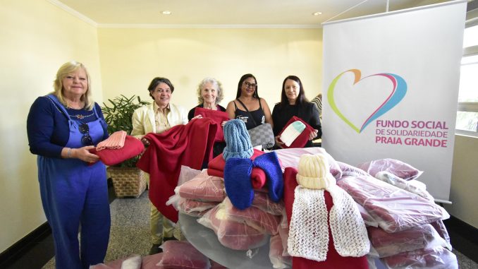 Voluntárias doam peças de crochê e cerca de 150 cobertores para Campanha do Agasalho