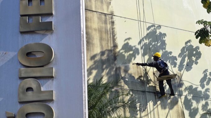 Guarujá realiza serviços de reforma no Teatro Procópio Ferreira