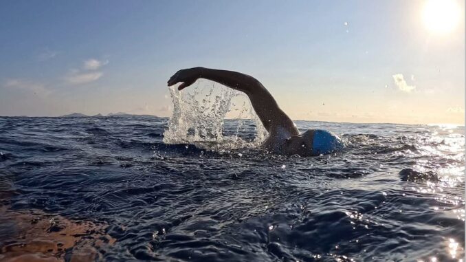 Nadador guarujaense atravessa 42 km em águas abertas entre ilhas de Portugal