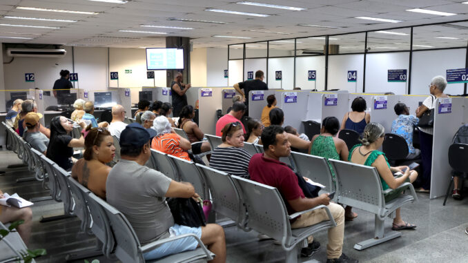 Na próxima segunda-feira (27), os serviços administrativos e parte dos serviços públicos prestados pela Prefeitura de Praia Grande passarão por alterações em seus horários de funcionamento. Isso porque é considerado ponto facultativo nacional, em decorrência do Dia do Servidor Público – data originalmente comemorada no dia 28, mas que, por determinação do Governo Federal, teve a celebração deste ano antecipada para o dia 27.     Por isso, o expediente só retornará ao seu horário habitual na terça-feira. No entanto, a Prefeitura ressalta que os serviços essenciais de Saúde, Segurança, Fiscalização de Trânsito, Transportes e Engenharia de Tráfego de Veículos seguirão funcionando normalmente.      Confira abaixo o que funciona e o que retorna na terça-feira (28):     Hospital Municipal – Segue com o atendimento normal. Para solicitar remoção em ambulância, é só ligar 192;     Pronto-Socorro Central, UPA Samambaia e UPA Quietude – Também atendem normalmente e, caso seja necessário solicitar remoção em ambulância, basta ligar no 192;     Unidades de Saúde da Família – Após o final do expediente desta sexta-feira (24), retornam ao atendimento normal na terça-feira (28);     Defesa Civil – Atendimento 24 horas, por meio de chamadas pelo telefone 199;     Guarda Civil Municipal – Expediente normal. Atendimento no telefone 153;     Engenharia de tráfego de veículos – Segue funcionando normalmente;     Fiscalização de trânsito – Segue funcionando normalmente;     Coleta de lixo domiciliar – Segue funcionando normalmente;     Coleta seletiva – Segue funcionando normalmente;     Ecopontos – Após o final do expediente desta sexta-feira (24), retornam ao atendimento normal na terça-feira (28);     Rapa Treco – Após o final do expediente desta sexta-feira (24), retorna ao atendimento normal na terça-feira (28);     Limpeza das praias – Segue funcionando normalmente: diurna e noturna, da faixa de areia e do calçadão da orla;     Posto de Atendimento ao Trabalhador (PAT) – Após o final do expediente desta sexta-feira (24), retorna ao atendimento normal na terça-feira (28);     Pátio de veículos – Após o final do expediente desta sexta-feira (24), retorna ao atendimento normal na terça-feira (28).