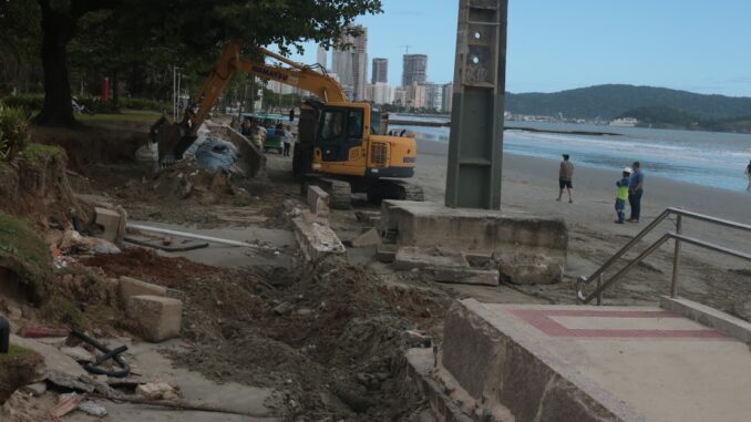 Começa a reconstrução de calçada, muretas e bancos danificados pela ressaca em Santos