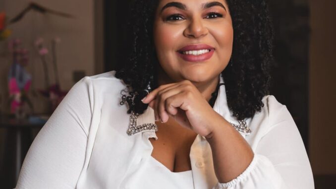Santista Greice Souza é uma das coautoras de livro sobre secretariado remoto que será lançado em Santos