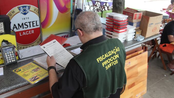 Força-tarefa volta a orientar e fiscalizar quiosques na orla santista